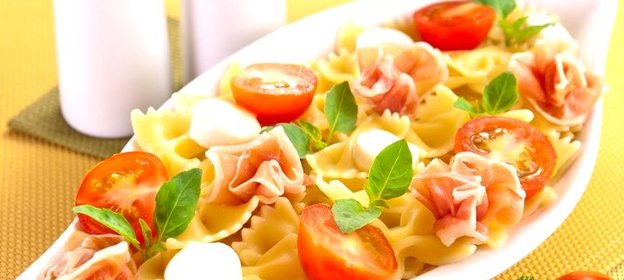 Макароны с беконом, моцареллой и помидорами