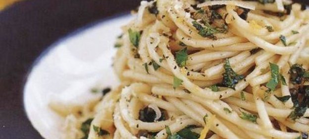 Спагетти с анчоусами, каперсами и острым перцем