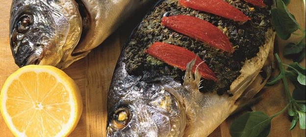 Дорада в средиземноморском стиле с тапенадом