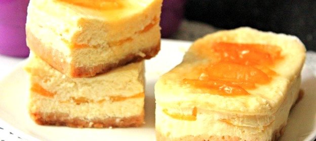 Творожная запеканка с кокосом и персиками