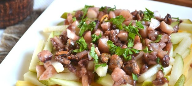 Морской салат с кальмарами и креветками