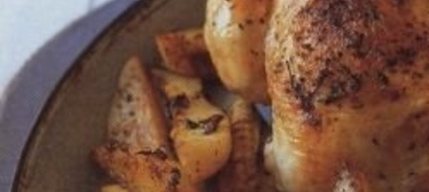 Курица, жаренная в духовке с картофелем
