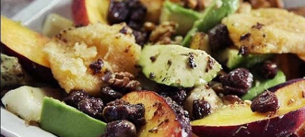 Салат с авокадо, жареным сыром и куриными сердечками