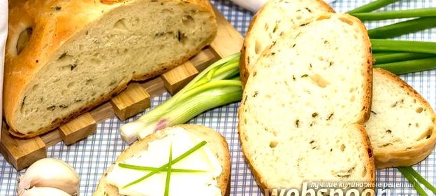 Хлеб с запечённым чесноком и зелёным луком