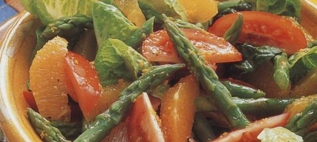 Салат из помидоров, спаржи и апельсинов