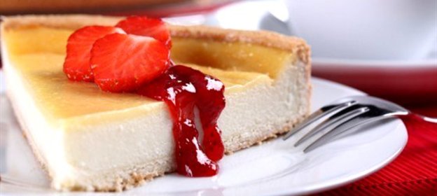 Творожная запеканка с ягодным сиропом