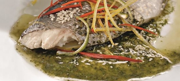 Морской окунь с мятным соусом