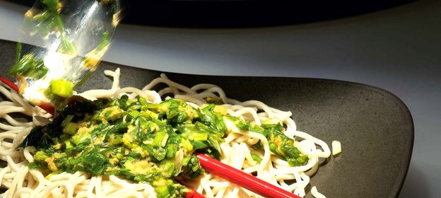 Пшеничная лапша с соусом из зеленого лука и имбиря