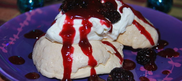 Новогодние меренги с малиновым соусом и ежевикой