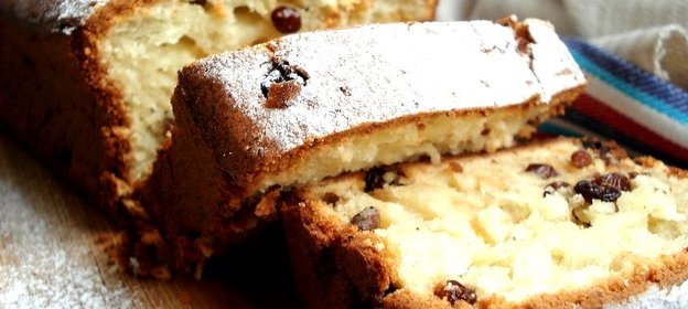 Простой кекс с изюмом