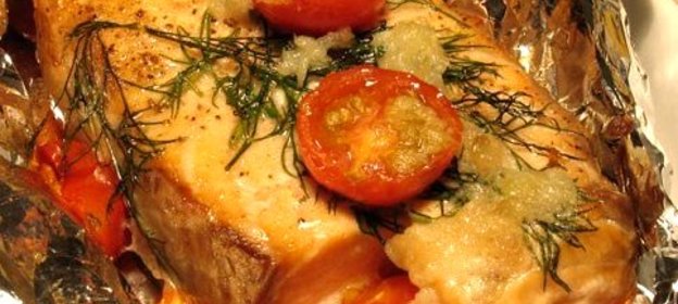 Лосось, запеченный в фольге с овощами