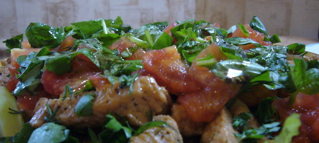 Ароматный салат с индейкой и печёным перцем