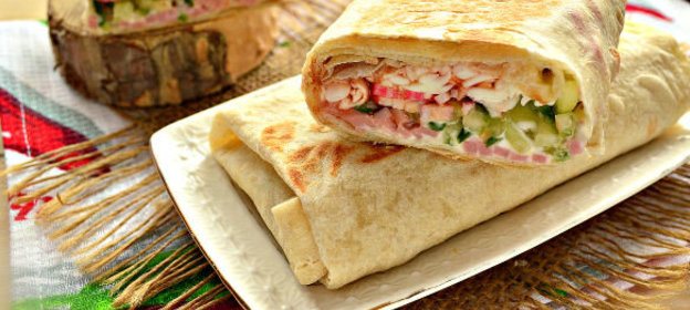 Шаурма с колбасой и крабовыми палочками