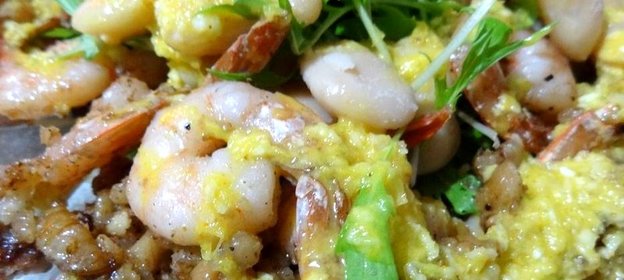 Салат с креветками, орехами и фасолью под апельсиновым соусом