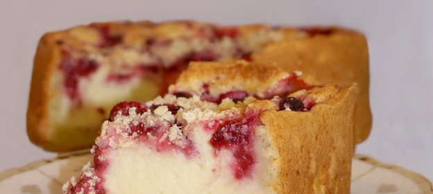 Творожный пирог с малиной и белым шоколадом