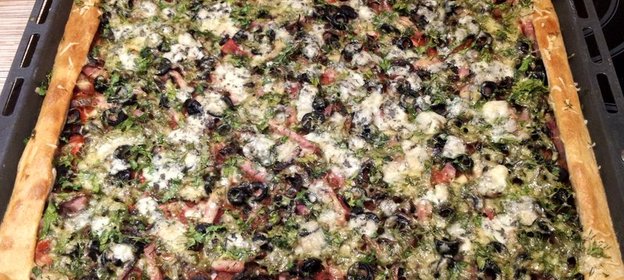 Пицца на бездрожжевом тесте с шампиньонами и голубым сыром