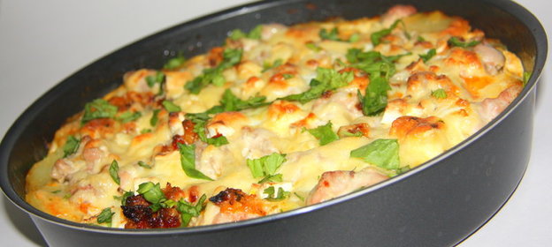 Картофельная запеканка с курицей и вялеными томатами