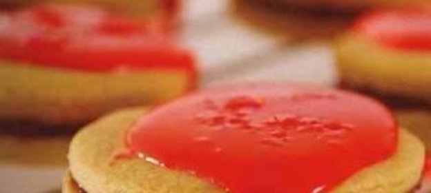 Печенье-сэндвичи с малиновым джемом