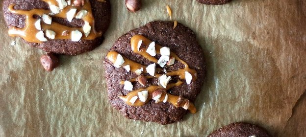 Шоколадное печенье с карамелью и фундуком