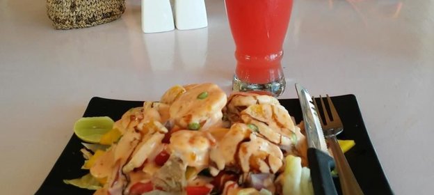 Солнечный салат с креветками и мандарином