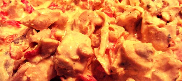 Курица с овощами и шампиньонами, тушеная в сливках