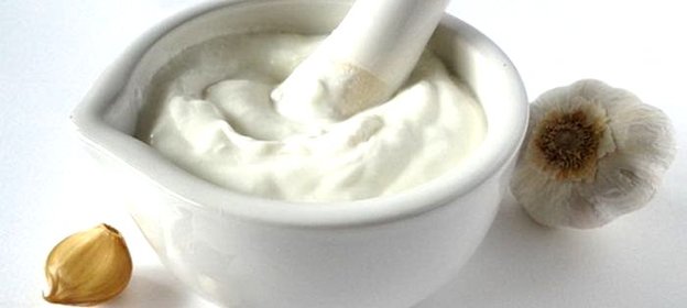 Сметанный соус с зеленью и чесноком