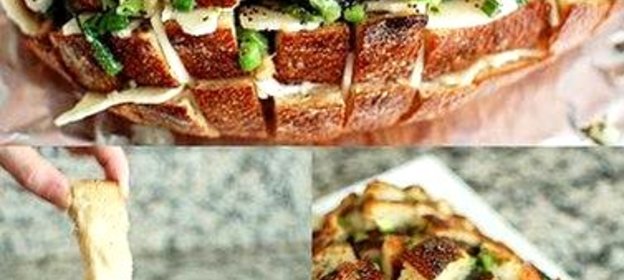 Разваливающийся хлеб с сыром и грибами