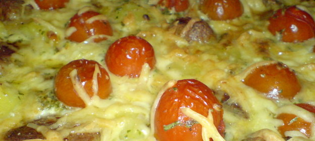 Запеканка с куриными фрикадельками,картофелем и помидорками