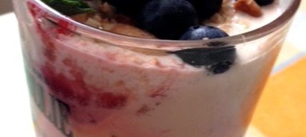 Клубничный десерт с творогом, ванилью и кешью