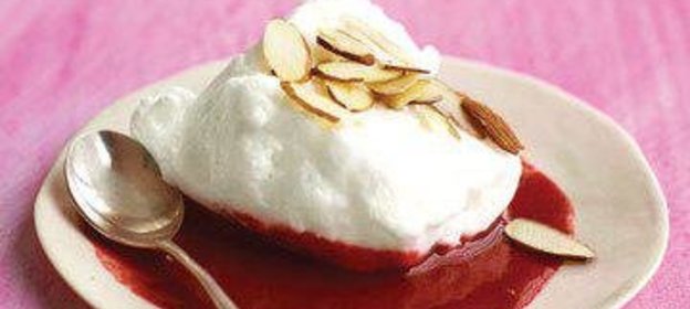 Меренги с малиновым соусом
