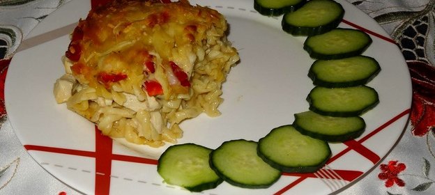 Запеканка из макарон и куриной грудкой под сыром