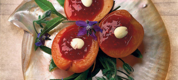 Абрикосы в меду с пюре из клубники