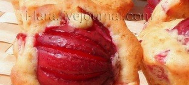 Порционные кексы со сливой