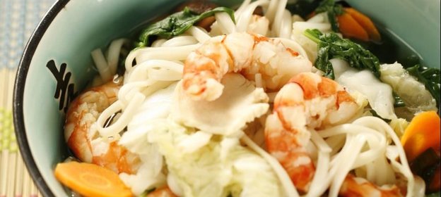 Лапша удон с курицей, креветками и овощами