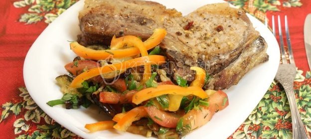 Мясо на косточке с овощным салатом