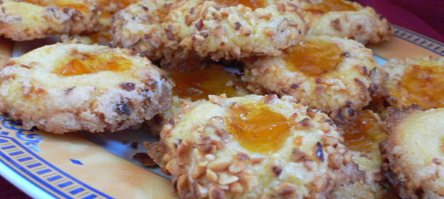 Ореховые шарики (печенье с орехом и персиковым вареньем)