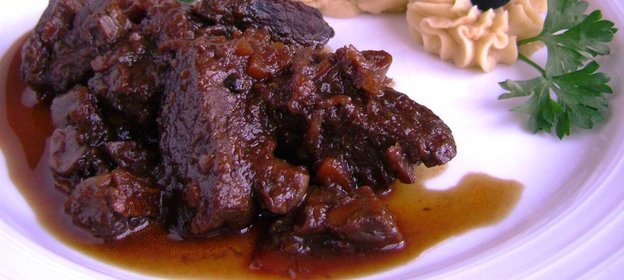 Говядина с шампиньонами в винном соусе по-бургундски в мультиварке