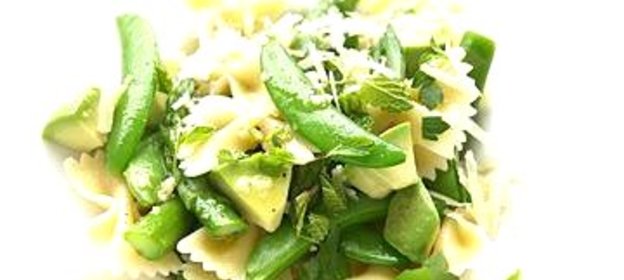 Паста со спаржей, фасолью и авокадо