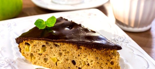 Яблочно-банановый пирог с шоколадной глазурью