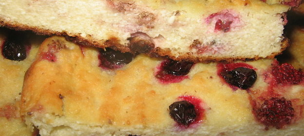 Запеканка творожная с земляникой и смородиной