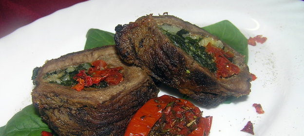 Говядина, фаршированная вялеными помидорами и шпинатом