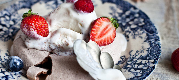 Десерт Павловас мороженым