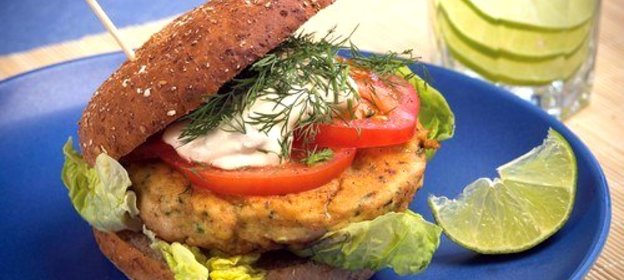 Быстрые бургеры с тунцом, латуком и помидором