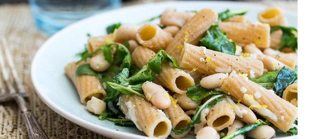 Паста с белой фасолью, лимоном и рукколой
