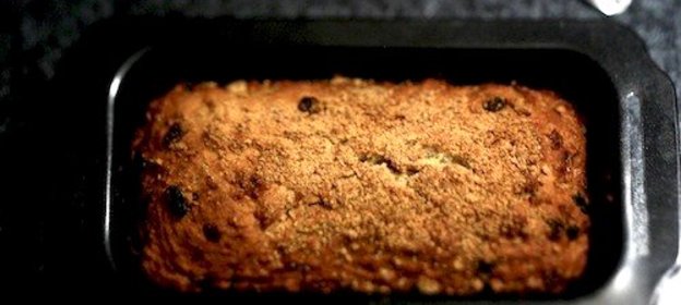 Банановый кекс с изюмом и миндалем