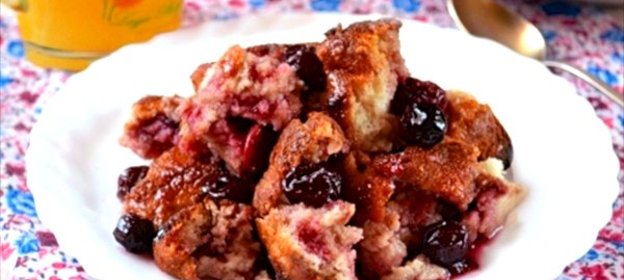 Хлебная запеканка с вишнями и корицей