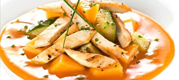 Куриный салат с дыней и йогуртовой заправкой