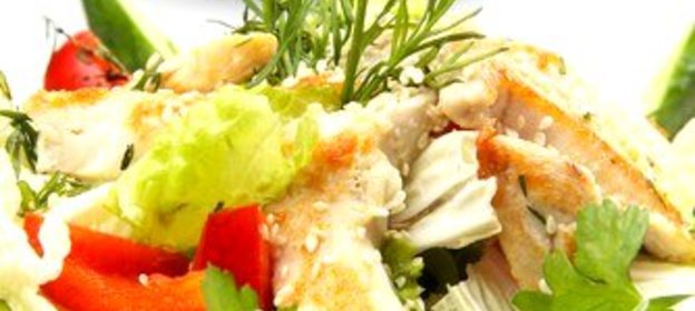 Салат из курицы с цикорием, помидорами-черри, сыром и грецкими орехами