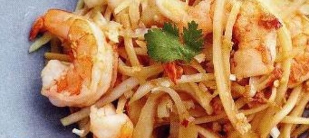 Лапша с креветками и капустой