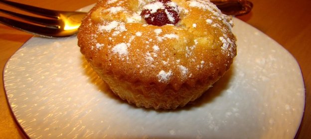 Кекс Блондинка с сушеной клубникой